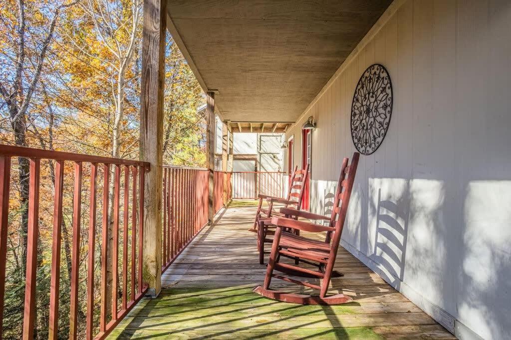 Sasquatch Lodge E Sleeps 13 ガトリンバーグ エクステリア 写真